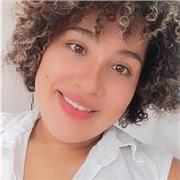 profesora de sociales ayuda a los niños de todas las edades